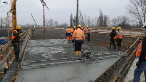 Kładą stal, leją beton. Rośnie wiadukt Nowolazurowej