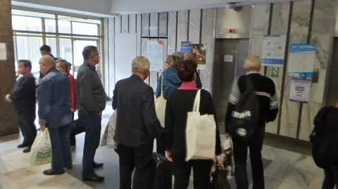 Kolejka do windy w Centrum Onkologii