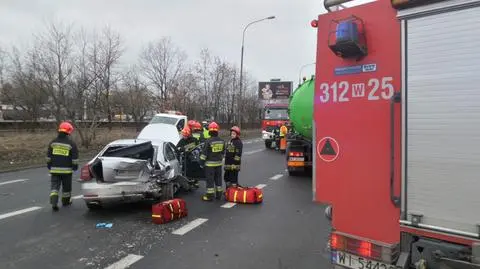 Wawer: zderzenie trzech samochodów, w tym szambiarki