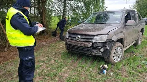 "Na widok blokady zatrzymał się, wycofał auto i rozpędził wprost na policjanta, który oddał kilkanaście strzałów"