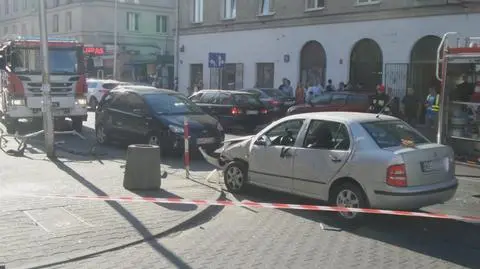 Wpadli na stojaki rowerowe, potem uderzyli w latarnię