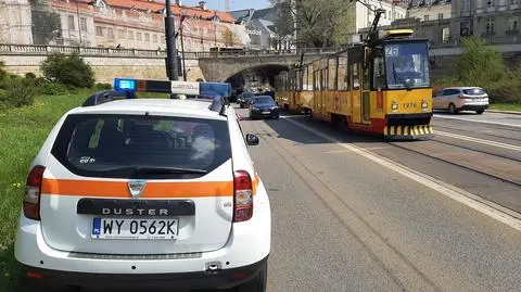 Kolizja na trasie W-Z. Nieoznakowany radiowóz zderzył się z tramwajem