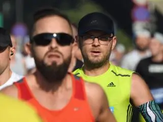 Uczestnicy na trasie 44. Maratonu Warszawskiego