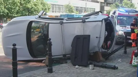 Auto na boku na Marszałkowskiej. Jedna osoba w szpitalu