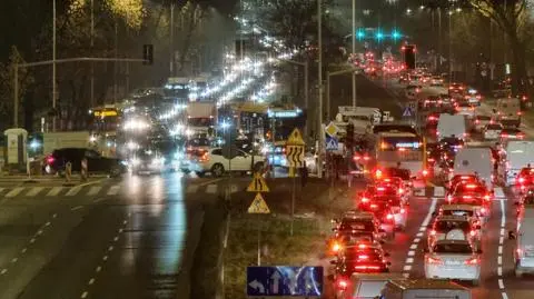 Padła sygnalizacja, kierowcy utknęli w korkach. Galimatias na skrzyżowaniu Gagarina i Czerniakowskiej