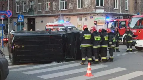 Zderzenie na Pradze: strażacy stawiali auto na koła