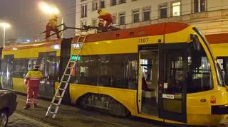 Uszkodzony tramwaj na Nowowiejskiej