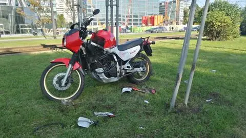 Motocyklista uderzył w znak. Utrudnienia na Towarowej