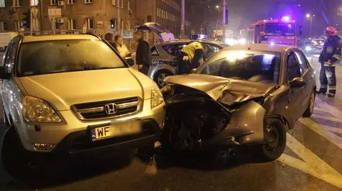 Zderzenie czterech aut na Czerniakowskiej. Jedna osoba ranna