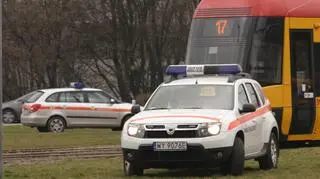 Tramwaj wykoleił się na rondzie
