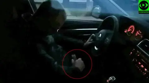 Pijany kierowca usnął w korku. "Trzymał butelkę wódki"