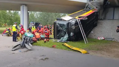 Autobus miejski spadł na Wisłostradę. Ratusz: 22 osoby poszkodowane, jedna osoba zginęła