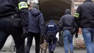 Policjanci sprawdzali jedno z warszawskich podwórek