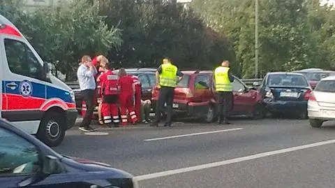 Wypadek na Łazienkowskiej. Dwie osoby ranne