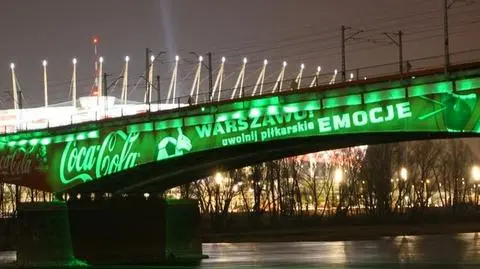 Kolejne płachty zawisły na moście średnicowym
