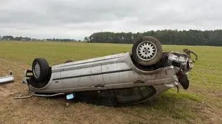 Przed samochód wybiegła sarna, 18-latek ranny po dachowaniu