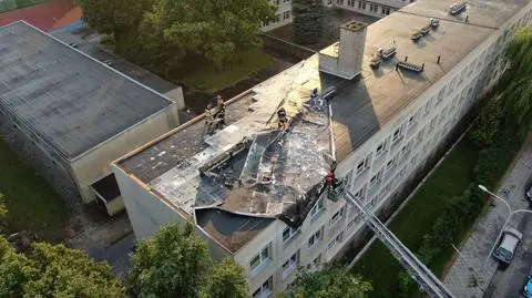 Zablokowane torowisko na Mokotowie, zerwany dach szkoły na Saskiej Kępie