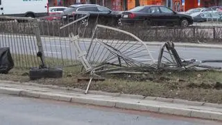 Kierowca uderzył w barierki