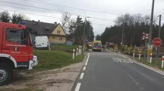 Zderzenie busa i pociągu w pobliżu Piotrkowic