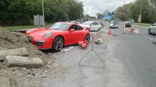 Porzucone porsche w alei Wilanowskiej