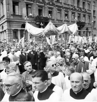 Rok 1957, uroczystość Bożego Ciała w Warszawie celebrowana przez Prymasa Polski kardynała Stefana Wyszyńskiego