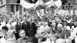 Rok 1957, uroczystość Bożego Ciała w Warszawie celebrowana przez Prymasa Polski kardynała Stefana Wyszyńskiego