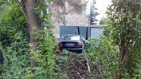 Wjechała w garaż  po zderzeniu z fordem