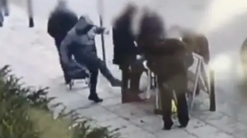 44-latek zatrzymany po ataku na wolontariusza. Policja ujawnia nagranie