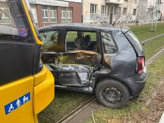 Zderzenie auta z tramwajem na Mickiewicza