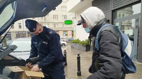 Dzielnicowy kupił ubrania bezdomnym. To, jak sam mówi, "jego podopieczni"