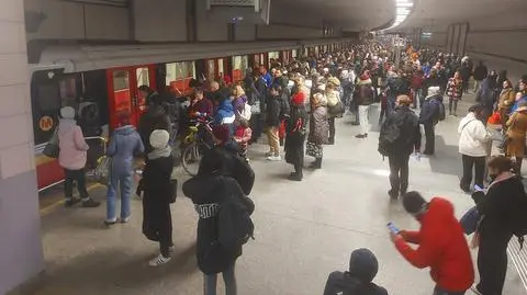 Zepsuty pociąg blokował tory, wyłączono trzy stacje metra