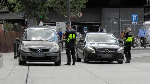 Zakaz im niestraszny. Kierowcy wciąż wjeżdżają na plac. Sadzawka już zepsuta