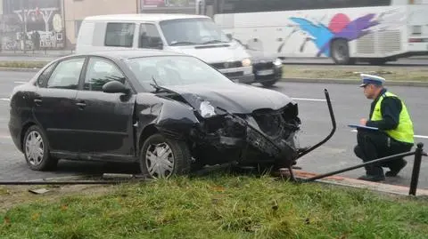 Wywrotka zderzyła się z osobowym. "Auto ścięło latarnię"