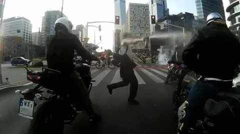 Motocykliści jechali dużą grupą. Pieszy zaatakował ich gazem