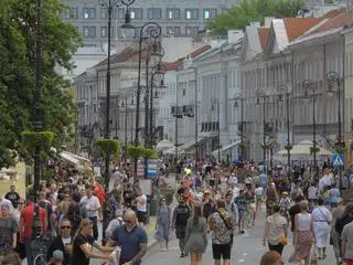 Kobieta zaatakowała przechodniów na Nowym Świecie