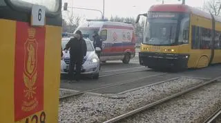 Samochód zakleszczył się pomiędzy tramwajami