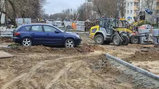 Samochód stojący pośrodku trwających prac