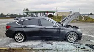 Pożar samochodu na stacji benzynowej