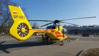 Lądowanie śmigłowca LPR na parkingu w Falenicy