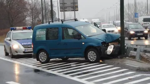 Wjeżdżał na Trasę Łazienkowską. Skończył na latarni