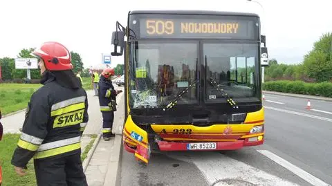 Zderzenie samochodu z autobusem na Tarchominie. Jedna osoba w szpitalu