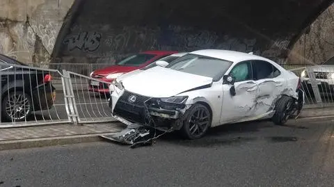 Zniszczone barierki i sygnalizacja. Zderzyły się trzy samochody