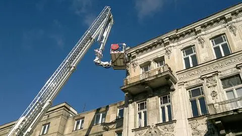 Fragment gzymsu wisiał nad chodnikiem