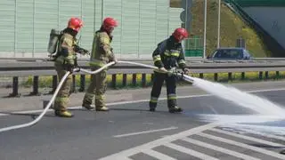 Strażacy zabezpieczają ulicę