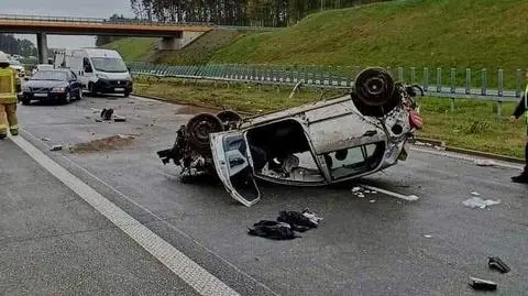 Wjechał w barierki i dachował. Policja: miał 1,8 promila