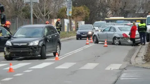 Kolizja z udziałem trzech aut. Strażacy kierują ruchem