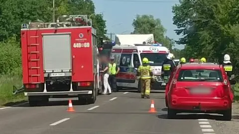 Zjechała na przeciwległy pas, zderzyła się czołowo z ciężarówką. Nie żyją dwie kobiety, dziecko walczy o życie