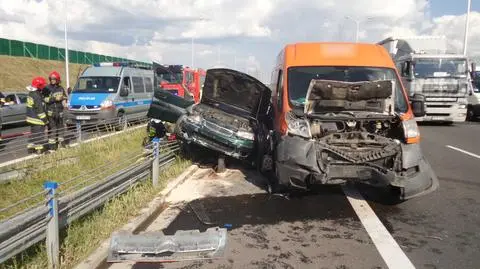 Wypadek na trasie S2. Dostawczak wcisnął w barierki rovera