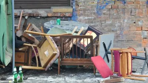 "W ruch poszły race i kamienie. Próbowali zabarykadować drzwi"