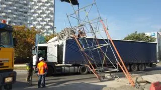 Tir wjechał w bariery na Wisłostradzie